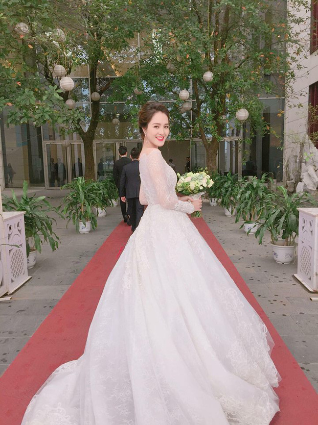 a hau hoang anh rang ro voi vay trang tinh khoi trong tiec cuoi