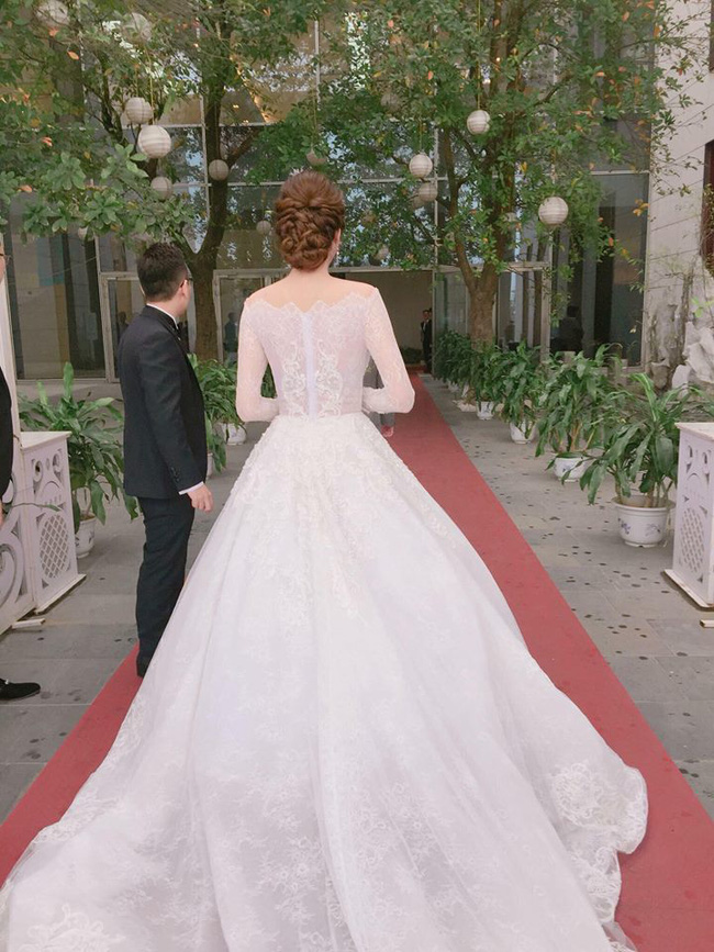 a hau hoang anh rang ro voi vay trang tinh khoi trong tiec cuoi