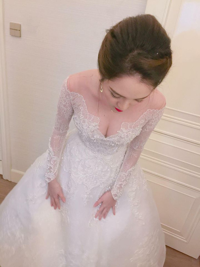 a hau hoang anh rang ro voi vay trang tinh khoi trong tiec cuoi