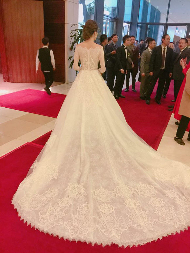 a hau hoang anh rang ro voi vay trang tinh khoi trong tiec cuoi