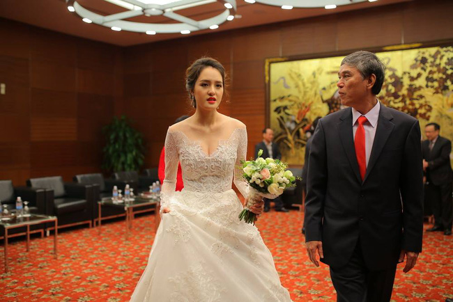 a hau hoang anh rang ro voi vay trang tinh khoi trong tiec cuoi