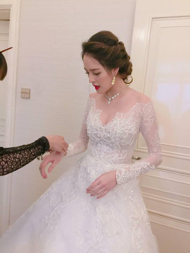 a hau hoang anh rang ro voi vay trang tinh khoi trong tiec cuoi