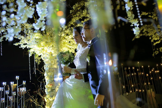 a hau hoang anh rang ro voi vay trang tinh khoi trong tiec cuoi