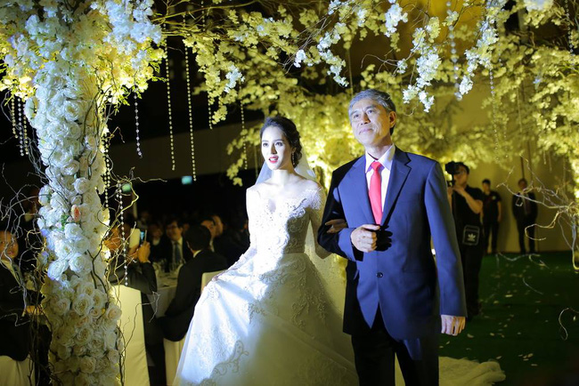 a hau hoang anh rang ro voi vay trang tinh khoi trong tiec cuoi