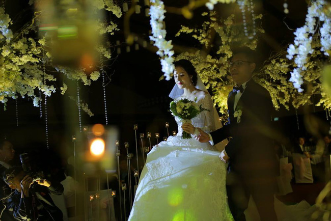 a hau hoang anh rang ro voi vay trang tinh khoi trong tiec cuoi