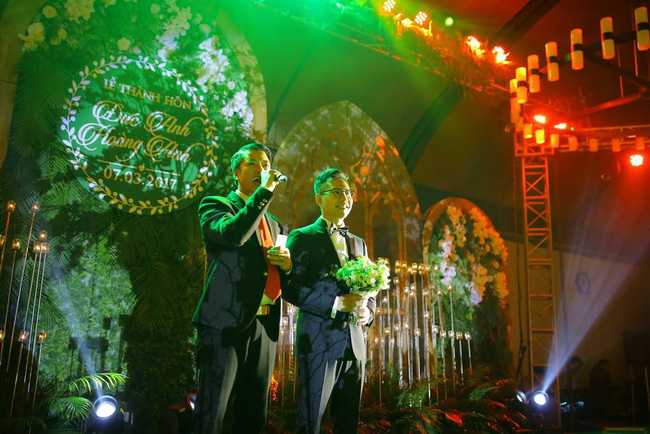 a hau hoang anh rang ro voi vay trang tinh khoi trong tiec cuoi