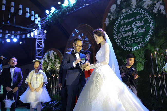 a hau hoang anh rang ro voi vay trang tinh khoi trong tiec cuoi