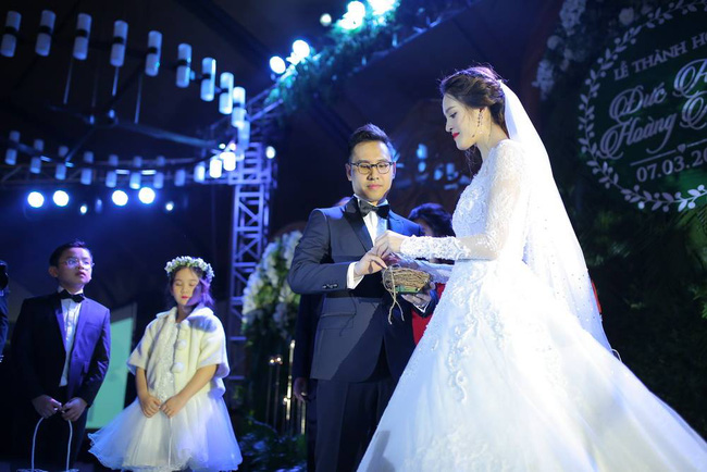 a hau hoang anh rang ro voi vay trang tinh khoi trong tiec cuoi