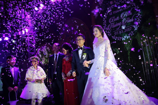 a hau hoang anh rang ro voi vay trang tinh khoi trong tiec cuoi