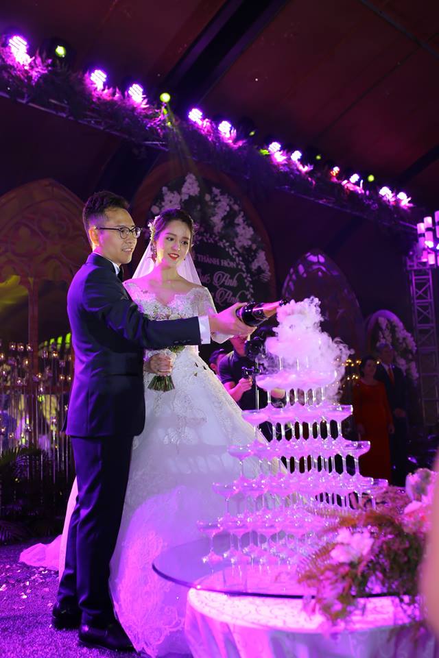 a hau hoang anh rang ro voi vay trang tinh khoi trong tiec cuoi