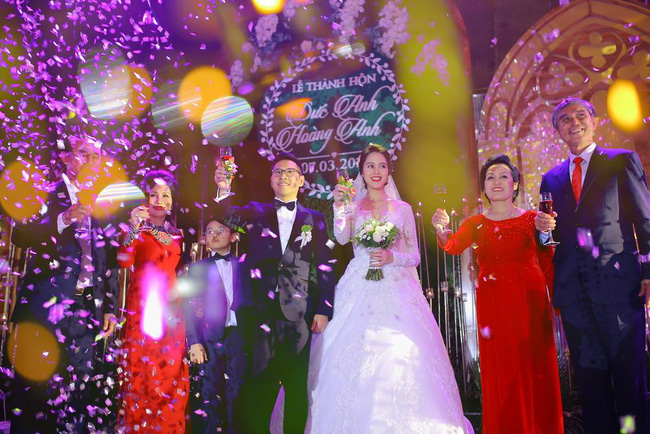 a hau hoang anh rang ro voi vay trang tinh khoi trong tiec cuoi