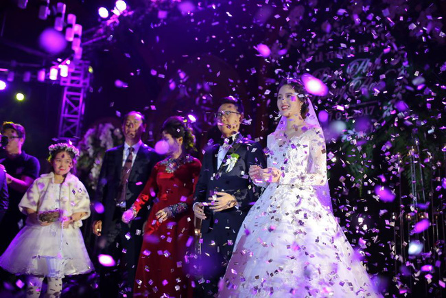 a hau hoang anh rang ro voi vay trang tinh khoi trong tiec cuoi