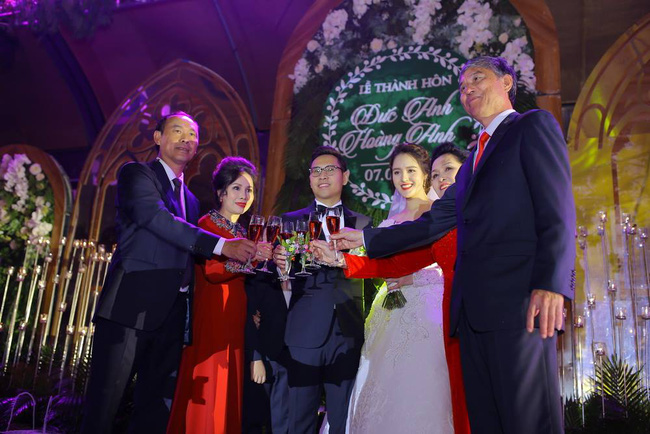 a hau hoang anh rang ro voi vay trang tinh khoi trong tiec cuoi