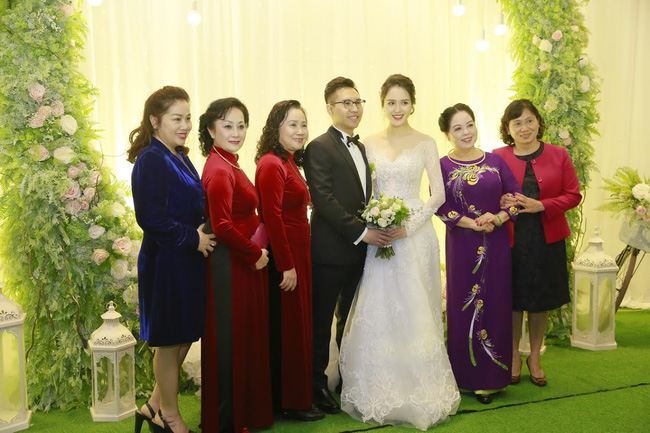 a hau hoang anh rang ro voi vay trang tinh khoi trong tiec cuoi