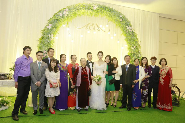 a hau hoang anh rang ro voi vay trang tinh khoi trong tiec cuoi