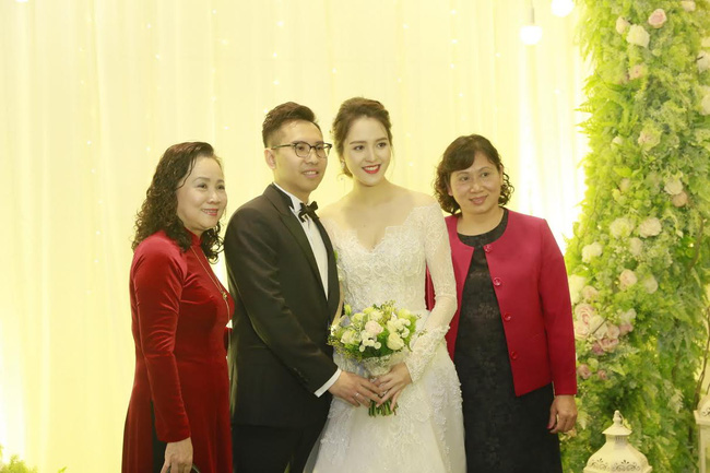 a hau hoang anh rang ro voi vay trang tinh khoi trong tiec cuoi