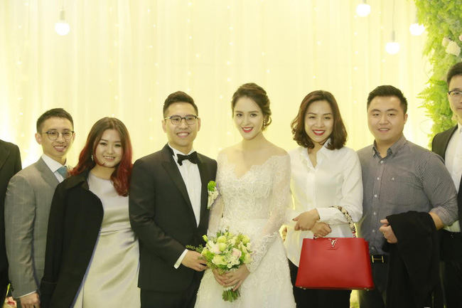 a hau hoang anh rang ro voi vay trang tinh khoi trong tiec cuoi