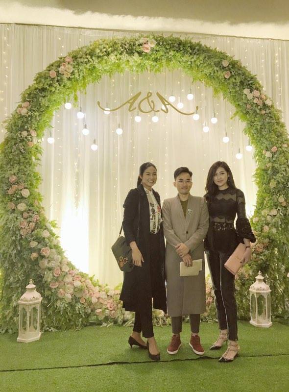 a hau hoang anh rang ro voi vay trang tinh khoi trong tiec cuoi