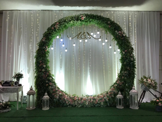 a hau hoang anh rang ro voi vay trang tinh khoi trong tiec cuoi