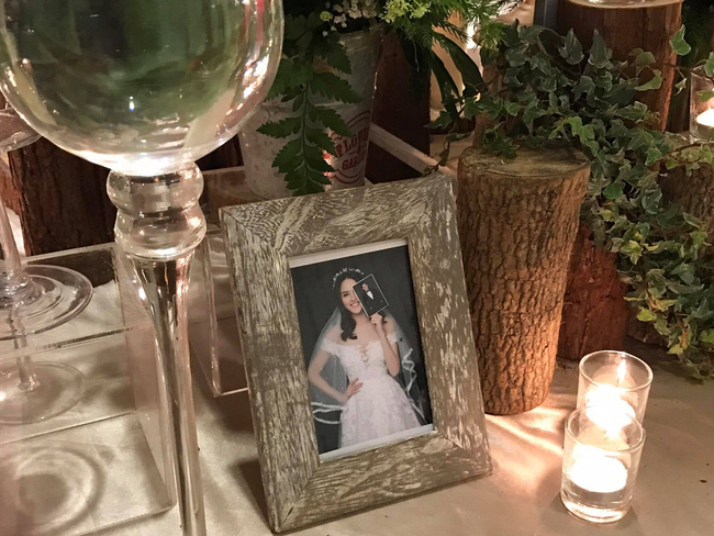 a hau hoang anh rang ro voi vay trang tinh khoi trong tiec cuoi