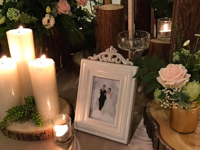 a hau hoang anh rang ro voi vay trang tinh khoi trong tiec cuoi