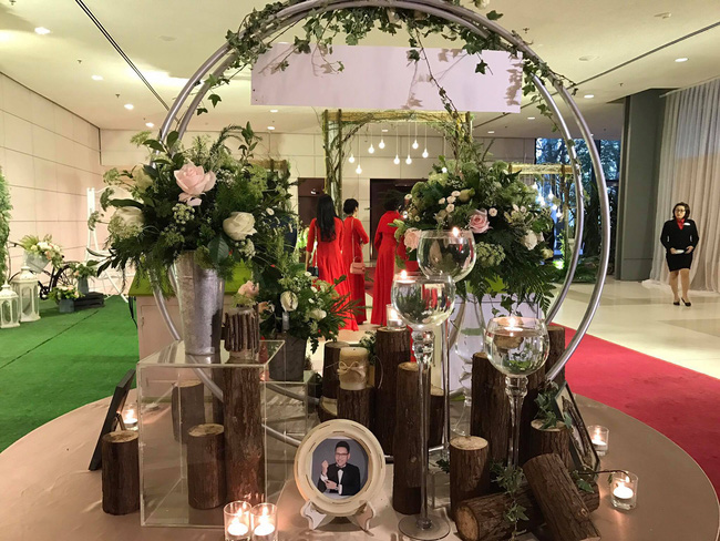 a hau hoang anh rang ro voi vay trang tinh khoi trong tiec cuoi