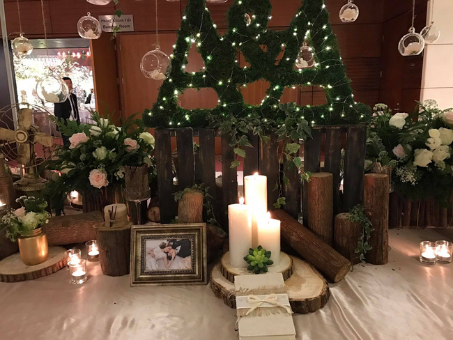 a hau hoang anh rang ro voi vay trang tinh khoi trong tiec cuoi