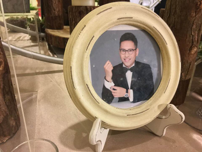 a hau hoang anh rang ro voi vay trang tinh khoi trong tiec cuoi