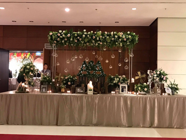 a hau hoang anh rang ro voi vay trang tinh khoi trong tiec cuoi