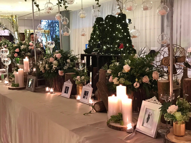 a hau hoang anh rang ro voi vay trang tinh khoi trong tiec cuoi