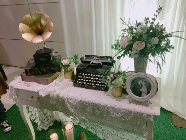 a hau hoang anh rang ro voi vay trang tinh khoi trong tiec cuoi