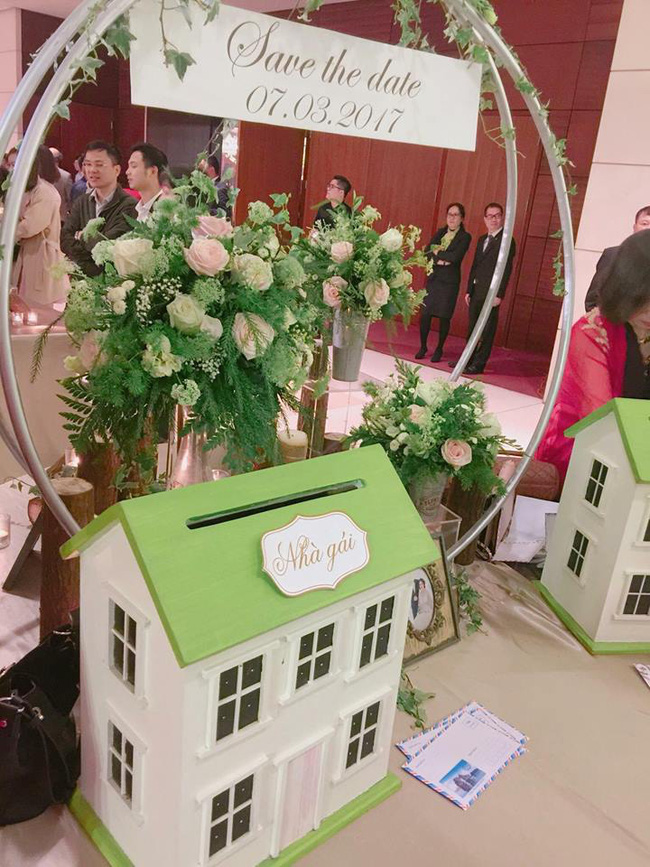 a hau hoang anh rang ro voi vay trang tinh khoi trong tiec cuoi