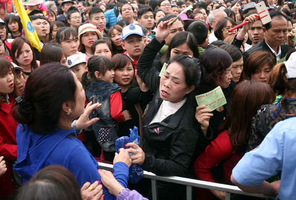 btc le hoi hoa hong bulgaria co ke xau pha hoai hoa roi dua hinh anh xau ve le hoi