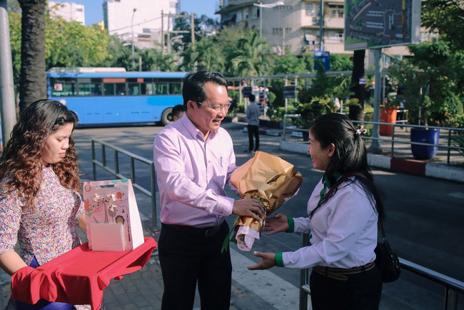 nhung doa hong danh tang cac co cac me tren chuyen xe bus dac biet trong ngay 83 o sai gon