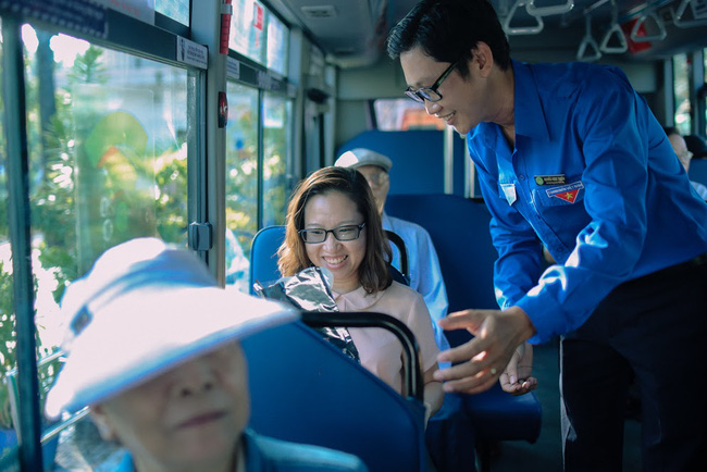 nhung doa hong danh tang cac co cac me tren chuyen xe bus dac biet trong ngay 83 o sai gon