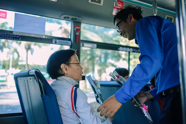 nhung doa hong danh tang cac co cac me tren chuyen xe bus dac biet trong ngay 83 o sai gon