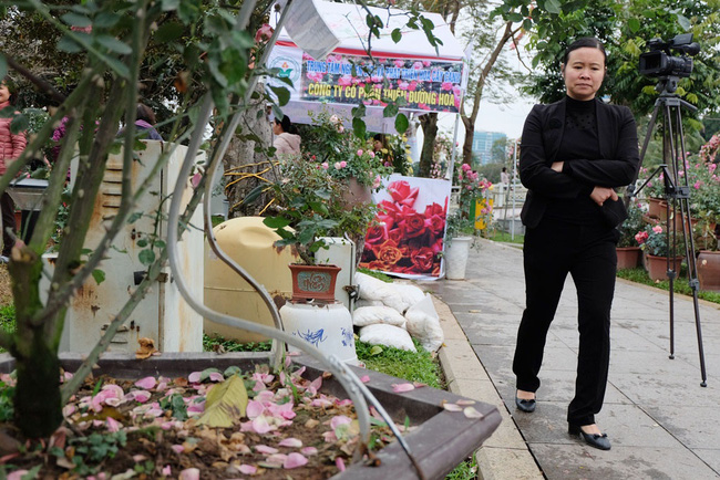 khach tham quan vang den bat ngo trong ngay cuoi cua le hoi hoa hong bulgaria