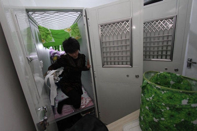 ngop tho trong nhung can phong sieu nho chi co dien tich 2m2 tai cac thanh pho noi tieng dat do o trung quoc