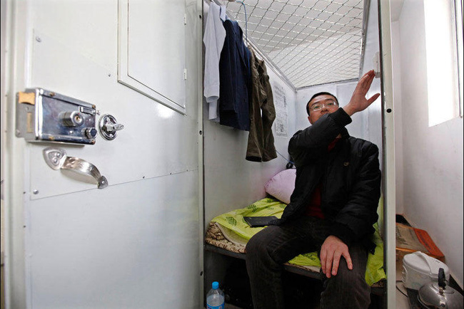 ngop tho trong nhung can phong sieu nho chi co dien tich 2m2 tai cac thanh pho noi tieng dat do o trung quoc