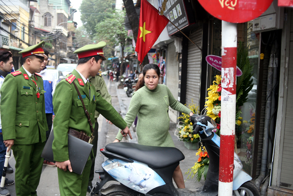 ha noi ra quan dep lan chiem via he lay lai loi di bo thoang dang