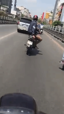 clip quai xe vat chan mot ben dieu khien xe bang 1 tay lang lach tren duong