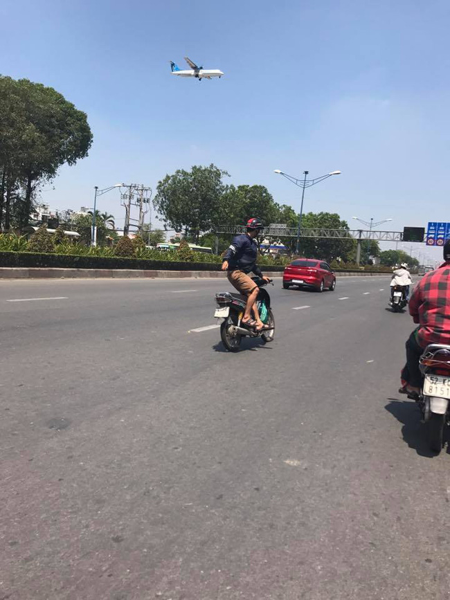 clip quai xe vat chan mot ben dieu khien xe bang 1 tay lang lach tren duong