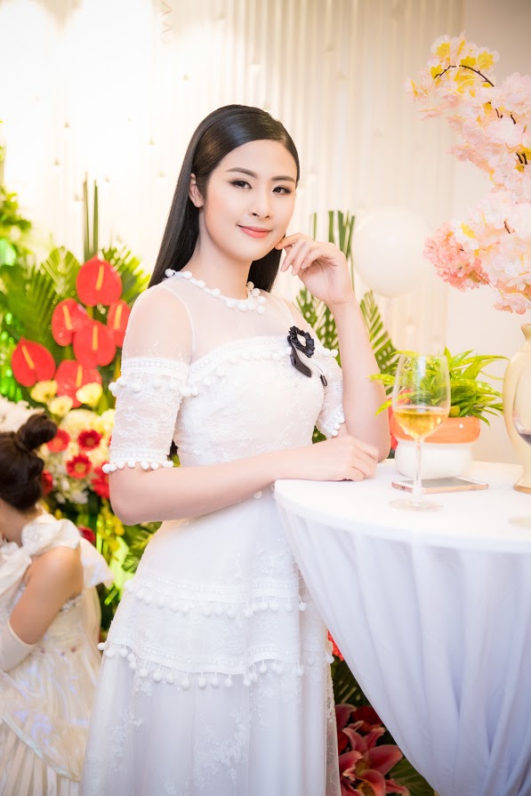ca si ngoc anh ngay cang xinh dep noi bat