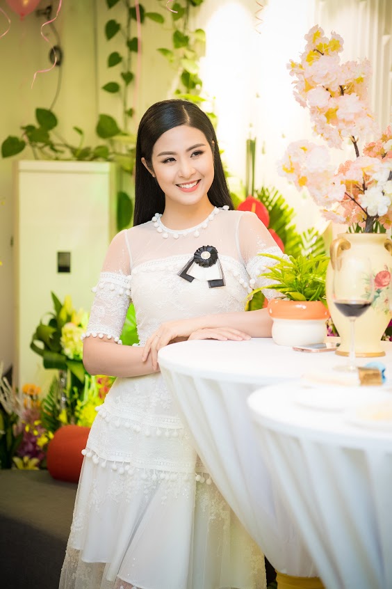ca si ngoc anh ngay cang xinh dep noi bat