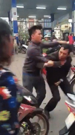 ha noi va cham giao thong tai xe oto bi 2 thanh nien nam dau danh tui bui