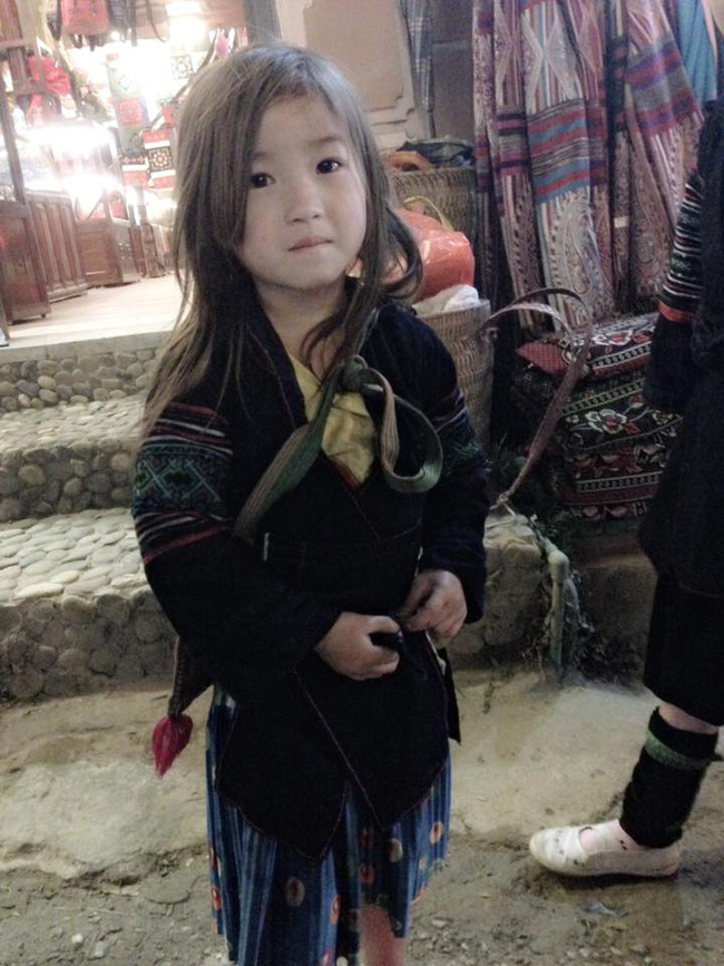 em be dan toc xinh xan nhut nhat nhu con meo nho ngoi giua cho tinh sapa