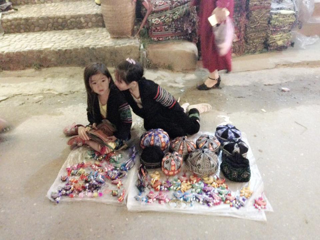 em be dan toc xinh xan nhut nhat nhu con meo nho ngoi giua cho tinh sapa