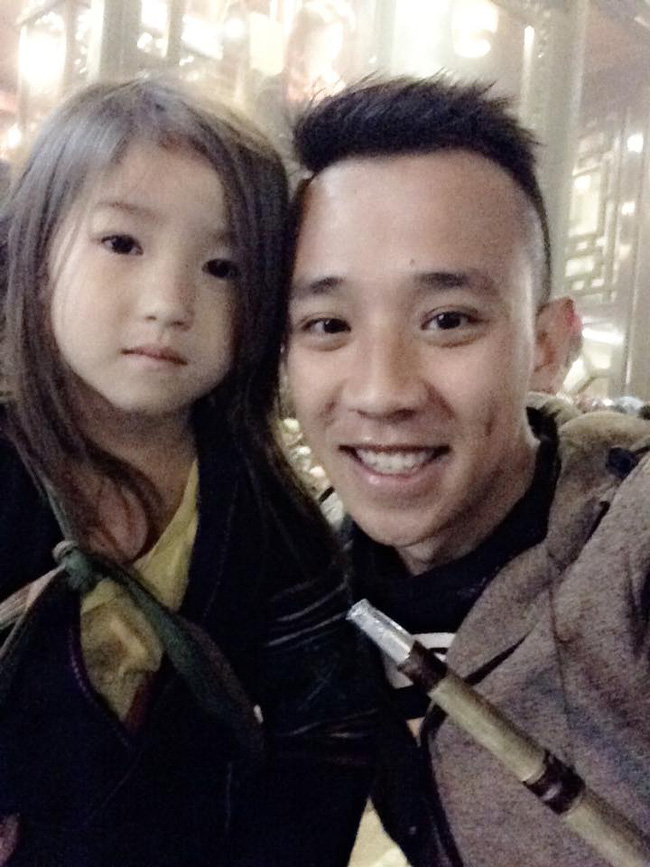 em be dan toc xinh xan nhut nhat nhu con meo nho ngoi giua cho tinh sapa