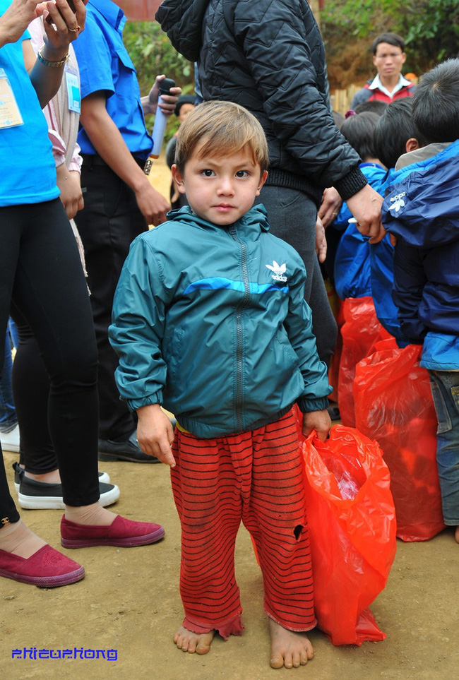 em be dan toc xinh xan nhut nhat nhu con meo nho ngoi giua cho tinh sapa