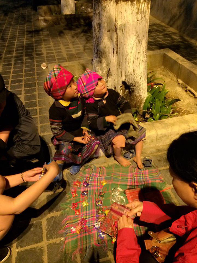 em be dan toc xinh xan nhut nhat nhu con meo nho ngoi giua cho tinh sapa